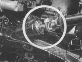 Mercury - Febrero 1959 - La junta flexible del eje de la dirección (círculo) absorbe las sacudidas y evita los doblamientos
