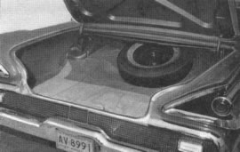 Mercury - Febrero 1959 - Hay más espacio libre con el neumático de repuesto lejos de la entrada.