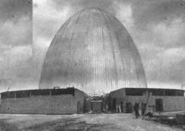 LA CUPULA plateada que se destaca sobre el cielo en la fotografía de la derecha pertenece al primer reactor nuclear construido en Alemania occidental.