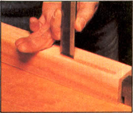 4. Aplane las paredes de la mortaja con un escoplo, trabajando cuidadosamente hasta las líneas de la mortaja. Si la espiga le queda muy ajustada, rebájela en lugar de rebajar la mortaja.