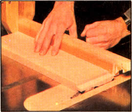 8. Luego, corte la espiga en la sierra de banco, usando cuchillas ranuradoras y el cartabón de ingletes. Para ubicar el trabajo, una abrazadera de quijadas paralelas le servirá como un tope.
