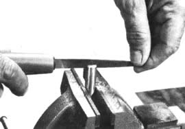 Una lima de cerrajero tiene un corte seccional delgado y se usa para limar en espacios reducidos, Se emplea una lima semejante para hacer una ranura en una barra