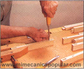 8 Utilice una sierra radial y hojas de ranurar para cortar las espigas en las piezas del marco. Fije a la guía, con una abrazadera, un bloque de tope para poder asegurar los cortes idénticos.