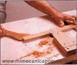 13 Utilice una mesa de rebajadora, o sino una sierra de banco con una hoja para cortar las molduras, para cortar la base y además para poder cortar las molduras de arriba de la caja.