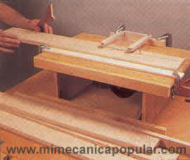 2 Usando la mecha hecha en el taller, corte a lo largo las piezas del marco de arriba a su ancho. Fije en su lugar un palo de empuje como seguridad.