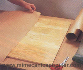 13 Corte el panel de madera terciada de la parte de arriba a su tamaño y forma. Líjelo hasta ponerlo liso y cúbralo con dos piezas de papel kraft.