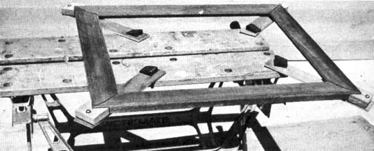 12 Puede usted adaptar una mesa de una herramienta Workmate de la Blank & Decker y utilizarla como una abrazadera con que formar marcos, usando brazos de extensión hechos de madera terciada, como se muestra aquí, Las quijadas de la mesa con las que van a conservar el trabajo bajo presión