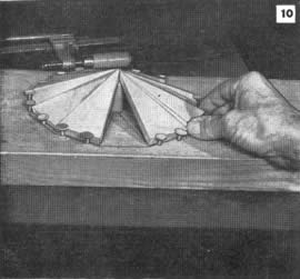Fig. 10 - La tapa piramidal se arma sobre un molde de tamaño natural trazado en una tabla