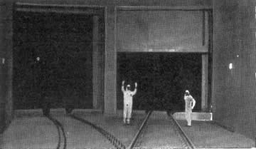 En la foto a la izquierda aparece un túnel subterráneo que hay en la planta atómica de Hanford, donde se sepultarán para siempre aparatos dañados que sean demasiado radiactivos para ser reparados. El túnel, que se halla a 152 M. bajo tierra, tiene grandes puertas de hormigón con receptáculos de agua.