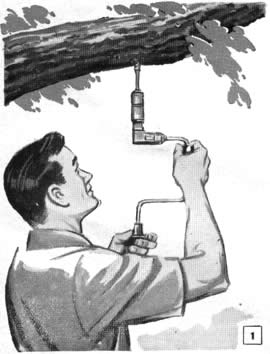 Fig. 1: Abriendo los agujeros pilotos para los ganchos roscados donde se cuelga el columpio.