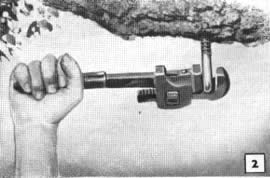 Fig. 2 Atornillando un gancho dentro de un agujero piloto.