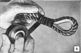 Fig. 5: Para completar la tarea de asegurar el guardacabo en el extremo de la cuerda, se envuelven las partes dobles con cinta aisladora y cinta de caucho
