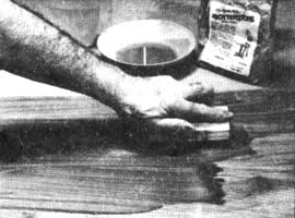 Pula el acabado con un bloque de madera que lleve encolado un trozo de alfombra de pelusa corta, como se puede ver en la ilustración