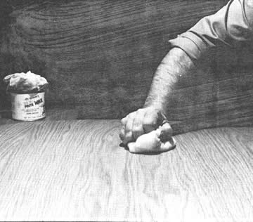 Para obtener un acabado de cera de una calidad profesional en un mueble de madera, necesita cera en pasta, un trapo blanco y seco y un brazo bien fuerte.