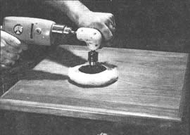 Un taladro eléctrico con almohadilla pulidora acelera el pulimiento. El accesorio de mando situado en un ángulo recto transforma el taladro en pulidora.