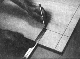 Para marcar una línea paralela al borde de la tabla, deslice la escuadra por la tabla mientras sostiene un lápiz contra el extremo de la hoja.