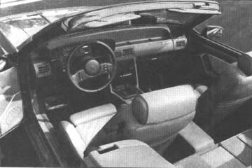 Desde todos los ángulos, este modelo Mustang es único: tiene un frente sobrio (foto superior), interior de cuero (arriba) y un perfil suave (abajo).