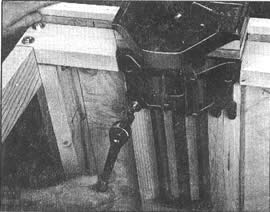 9 Con el banco en sus patas traseras, sitúe el tornillo de banco y fije con cuatro tornillos tirafondo de 0,95 cm (3/8”) de diámetro por  7,62 cm (3”) de largo y además unas arandelas