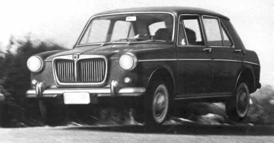 En esta fotografía se aprecia claramente que las cuatro ruedas del MG 1100 se encuentran en el aire, pero la suspensión de este coche amortigua el rebote notablemente