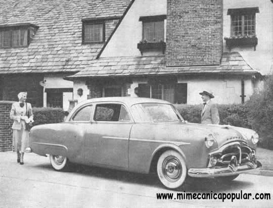 El aspecto del Packard 1951 es completamente nuevo, Aquí se ve el sedán de dos puertas de la serie 200