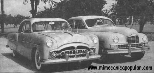 El Packard nuevo junto al modelo anterior. Nótese la diferencia radical en el estilo del nuevo coche