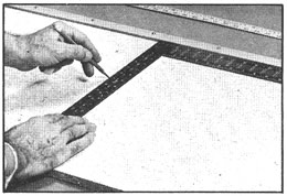 Marquela línea de corte a 30" (76.2 cm) del extremo derecho de la base, utilizando siempre una escuadra de carpintero (observe la foto)
