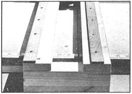 Unas cintas medidoras que se encuentran situadas en la guarda le evitarán a usted el trabajo de efectuar las marcas de trazado en la madera