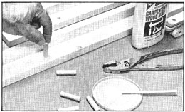 Corrugue un extremo de los pasadores de pivote con unas pinzas y luego más tarde encólelos bien dentreo de agujeros en las placas o soleras