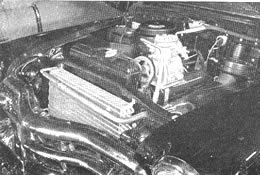 El compresor, montado sobre el motor, opera mediante una banda V. El serpentin queda frente al radiador