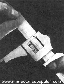 Los calibradores de tipo viejo tienen nonios de 25 divisiones con un largo de sólo 6" (15,24 cm), por lo que requieren el uso de una lupa