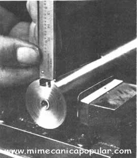 La profundidad se mide con la quijada deslizante o con una varilla fijada al extremo de la viga del calibrador. El nonio indica la lectura