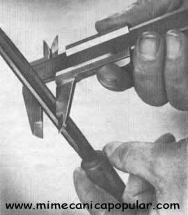 Tenga sumo cuidado al medir las herramientas de corte de acero endurecido para impedir que las quijadas del calibrador sufran algún daño