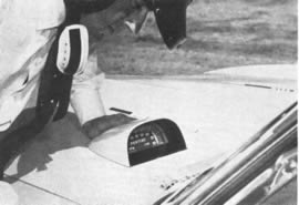 El tacómetro montado en el capó agradó mucho a Jackie Stewart. Dice él que es aquí donde debe instalarse el velocímetro. De esta manera el conductor no tiene por qué apartar los ojos del camino para echarle un vistazo al cuadrante