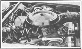 El V8 de 305 pulg3 (497.5 cm3) que se usa como motor de norma tiene rendimiento adecuado y kilometraje de 17.4 mpg (7.23 kpl) en la carretera