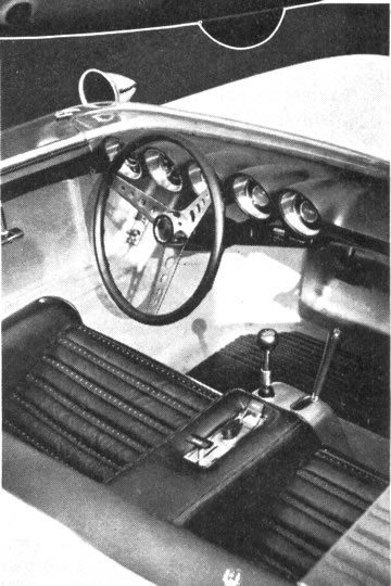 El Mustang está provisto de asientos de cubo. Los controles en la cabina situada detrás de la palanca de cambios son: el botón de la bocina, y el regulador de las luces direccionales y el estrangulador