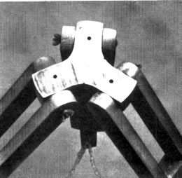 Para impedir que se abran demasiado las patas del trípode use 3 trozos de cadena y una brida de 2 1/2", empernada ésta a la parte inferior de la base del mismo