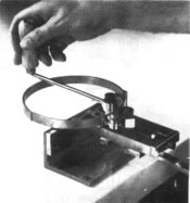 Para formar aros, los yunques son subtituidos por un rodillo activado por una manivela y la presión de la palanca determina el radio