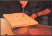 2. Atornille la base de madera terciada al fondo del molde de madera que actúe como medio de sujeción. Corte la base a un ancho 10 cm (4") mayor y un largo 20 cm (8") mayor que el molde. 