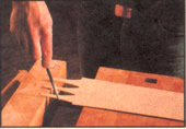 4. Corte los dedos en burdo a su tamaño en la sierra de cinta. Luego, con una lima angosta podrá alisar los bordes y perfilar bien los dedos