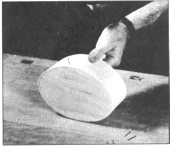 9. Perfore agujeros de guía de 16 mm (1/16") de diámetro para impedir que la chapa se parta. Por último, usando pasadores de escudete de latón de 1,27 cm (1/2"), fije el fondo de pino de la caja.