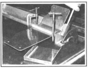 Las piezas de aluminio que necesita para el cucharón se hacen usando una palanca dobladora