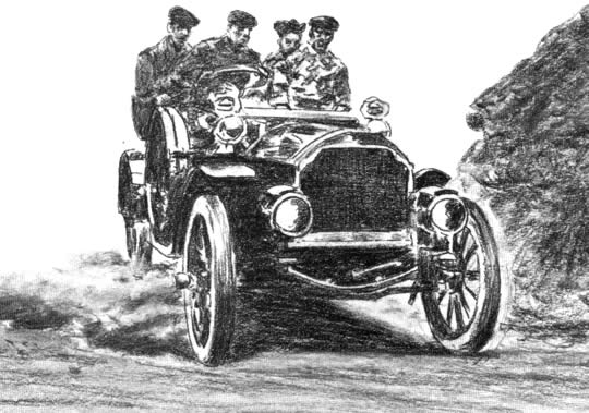 Un Pierce Great Arrow participa en el Glidden Tour de 1905. En aquellos tiempos, los autos y las carreteras eran algo nuevo. En la ciudad de New York se reunieron vehículos a vapor, potentes autos de pasajeros, diminutos coches y hasta camiones -un total de 44- para el primer Rally de importancia celebrado en el mundo: Un recorrido de ida y vuelta de más de 1420 kilómetros a través de New Hampshire. Doce días más tarde, 26 de esos automóviles terminaron la competencia en el tiempo señalado. El ganador fue Percy P. Pierce, acompañado de sus padres y de un chofer.