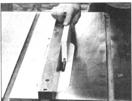7. Empleando de nuevo cuchillas ranuradoras, corte una ranura central a todo lo largo del borde interior de ambos largueros, paraque en la misma inserte el panel para la tapa del cofre