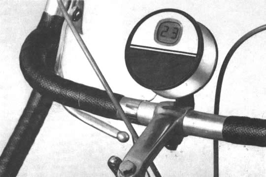 Monte un velocímetro en su bicicleta - Como la pantalla de cristal líquido consume menos fuerza que los diodos de luz, aumenta la duración de la pila usada en el velocímetro (arriba) que se instala en el manubrio