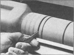 14 Corte las marcas del lápiz utilizando una herramienta de sangrar. Para evitar que la  punta de la herramienta se sobrecaliente échela hacia atrás periódicamente para dejarla enfriar bien.