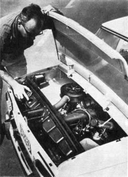 El ventilador del R8 extrae el aire a través de las ranuras de la cubierta, luego a través del radiador y finalmente hacia la salida final bajo el auto.