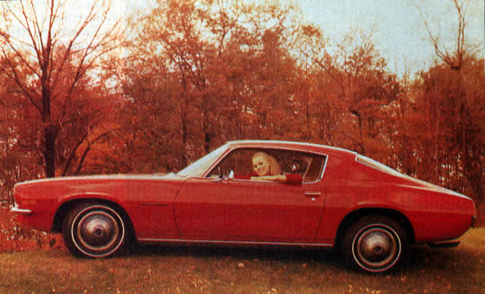 En la fotografía superior vemos al Camaro Rally Sport de 1970, al comenzar la segunda generación de este cupé deportivo, con un estilo radical, aunque manteniendo las proporciones del original