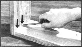 Los carpinteros profesionales -si notan algún escurrimiento de la cola- permiten que el pegamento se seque hasta el día siguiente. Se puede quitar la cola endurecida con un escoplo afilado