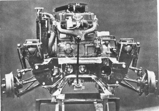 El motor se halla montado transversalmente entre las ruedas, y el radiador está a la izquierda