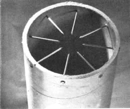 Se introducen clavos en el extremo de un tubo de cartón grueso y se tapa el extremo con una capa de yeso de 2" (5,08 cm) de espesor